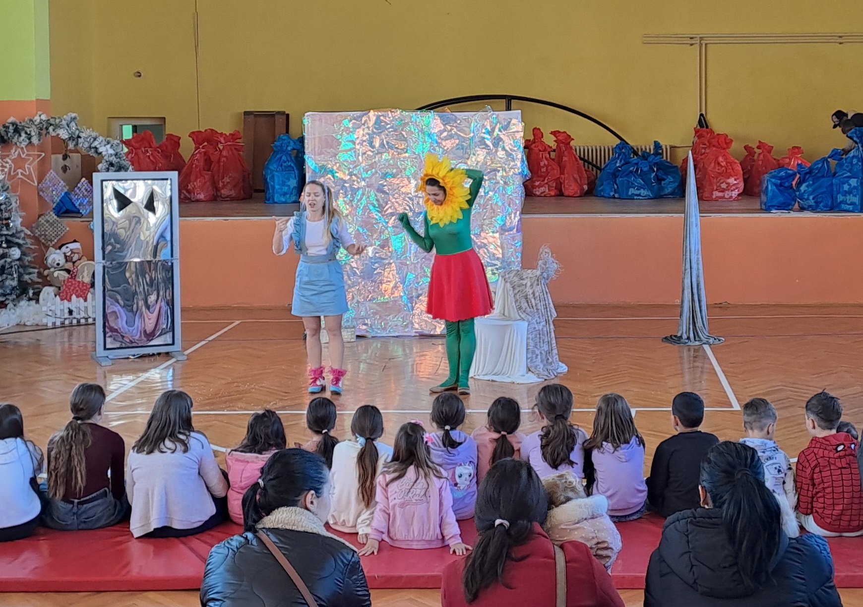 Новогодишња представа и додела пакетића